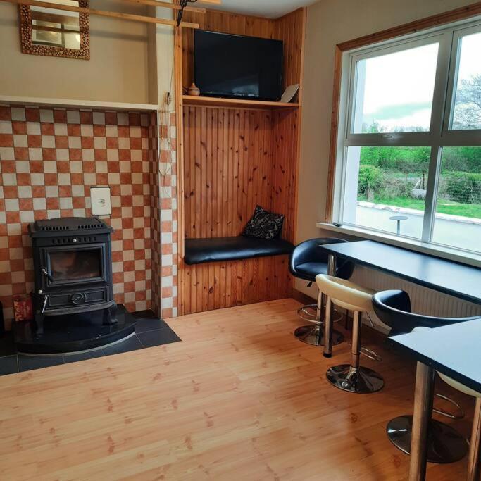 Cheerful Three Bedroom Country Cottage Ballina Kültér fotó